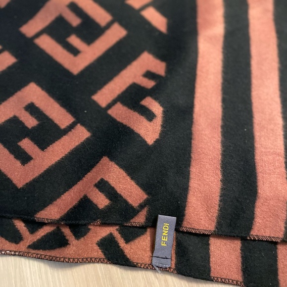 FENDI wrap / scarf - Picture 8 of 9
